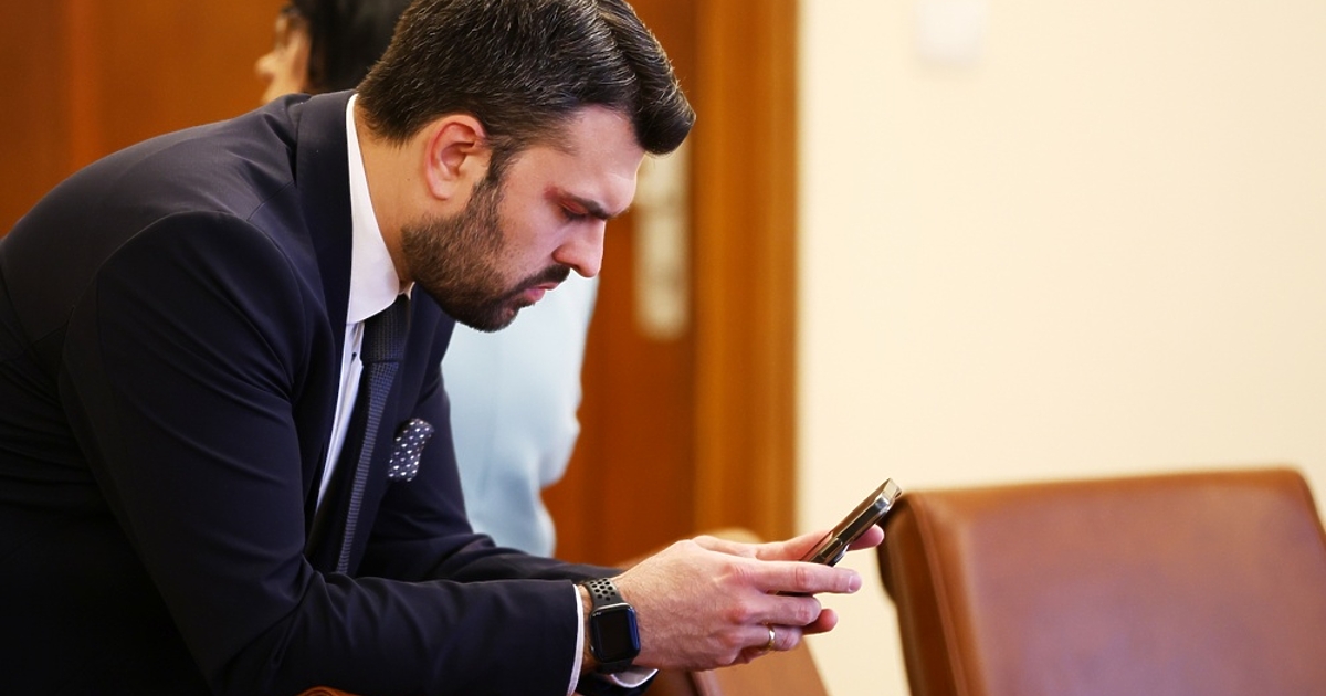 Вънщният министър Георг Георгиев се извини публично, че е гласувал