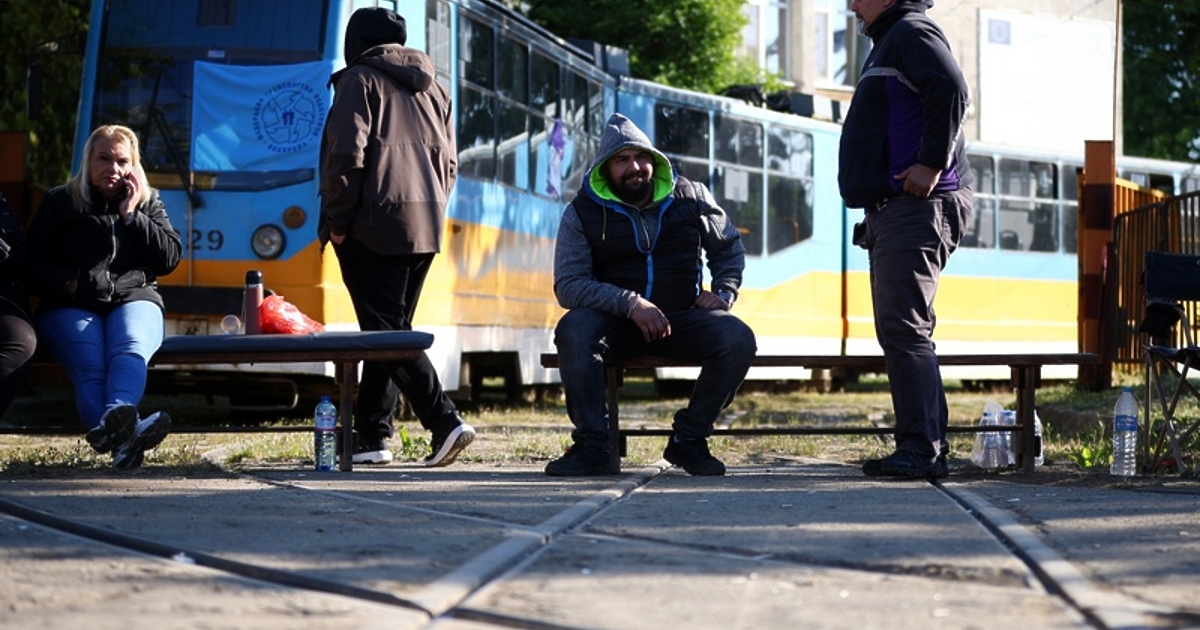 Déjà vu: служители на наземния градски транспорт в София излизат