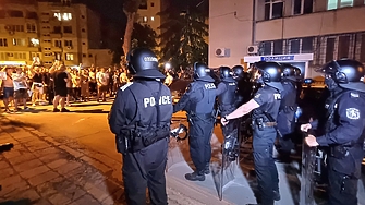 В момента полицаите които са участвали в злополуното задържане на