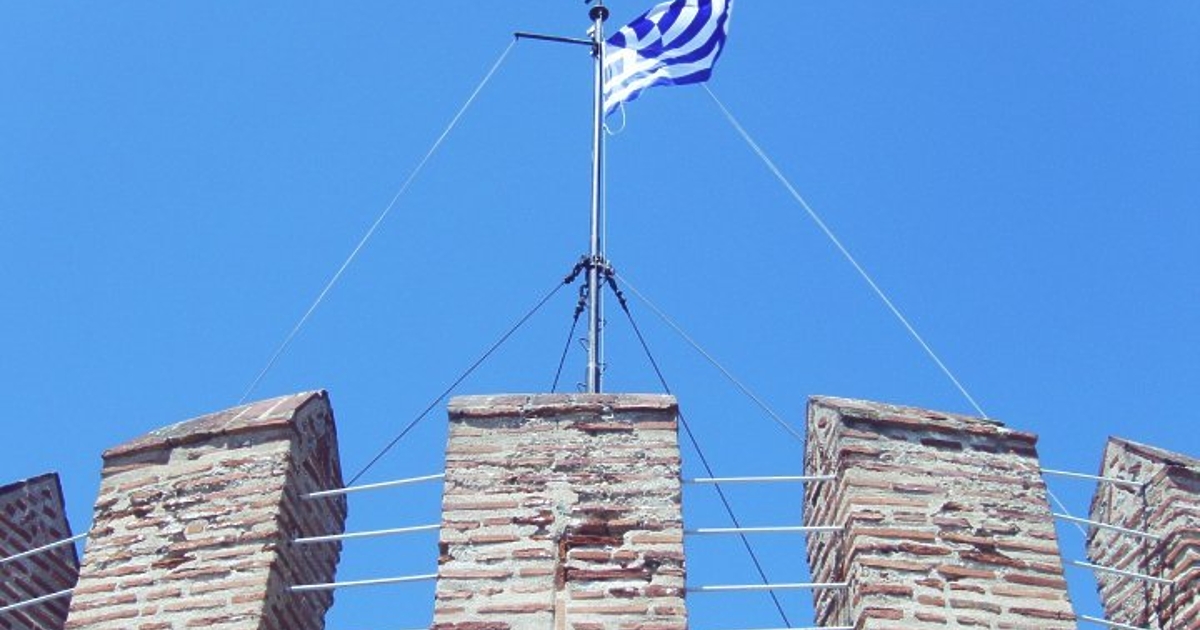 Полицията в Солун е арестувала родителите на 11-месечно бебе, което