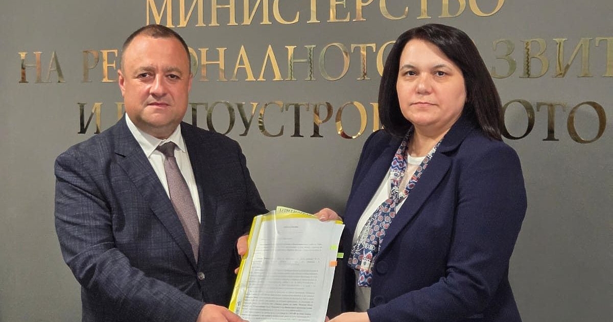 Два дни, след като и кметицата на Момчилград позира за