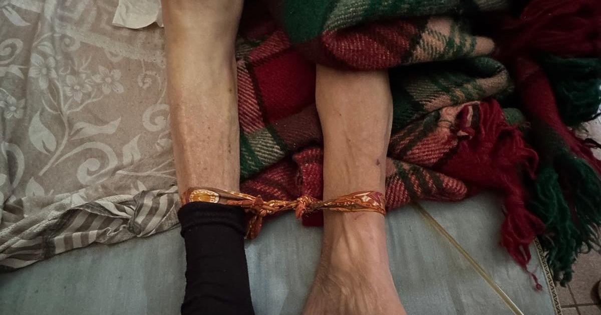 Иззети са метални халки и текстилни колани, с които са