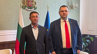 Кабинет червен килим герб знамена Делян Пеевски Към този фотосюжет