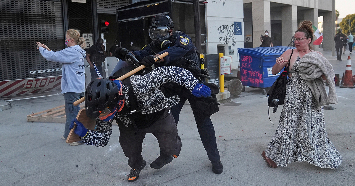Тежки сблъсъци между демонстранти и полиция избухнаха в Лос Анджелис