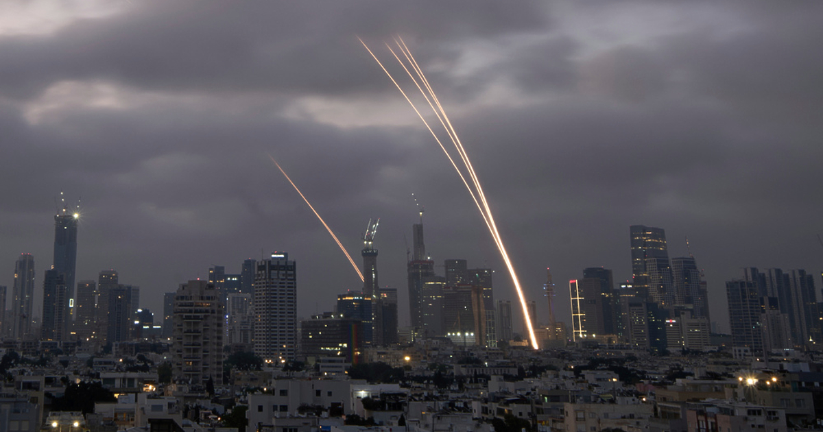 Двама души са били убити, а 19 ранени, след като