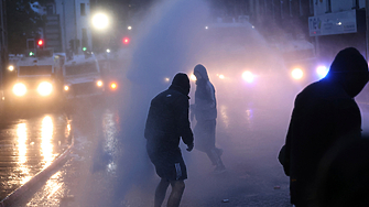 Северна Ирландия преживя трета поредна нощ на безредици след като