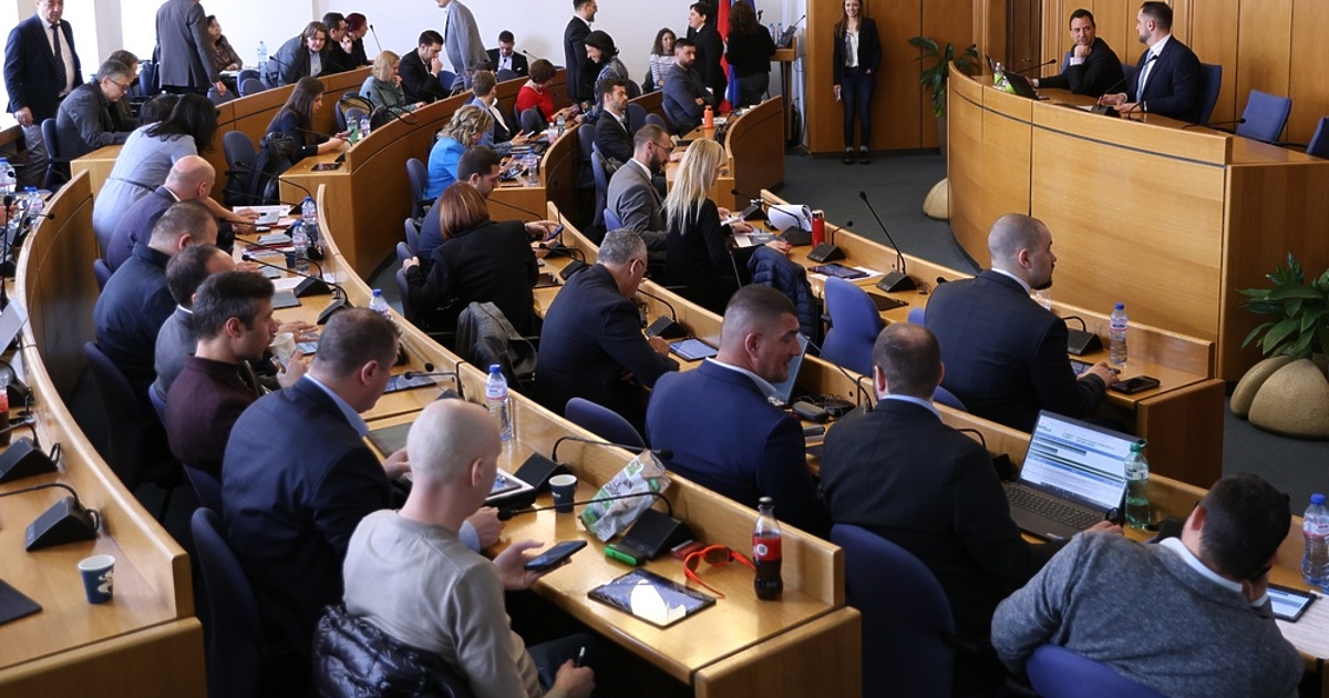 На извънредна трибуна след сесията на Столичния общински съвет, представители