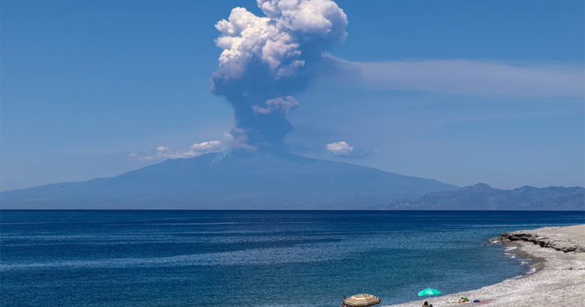 Вулканът Етна на остров Сицилия изригна отново, предаде ДПА, цитирана
