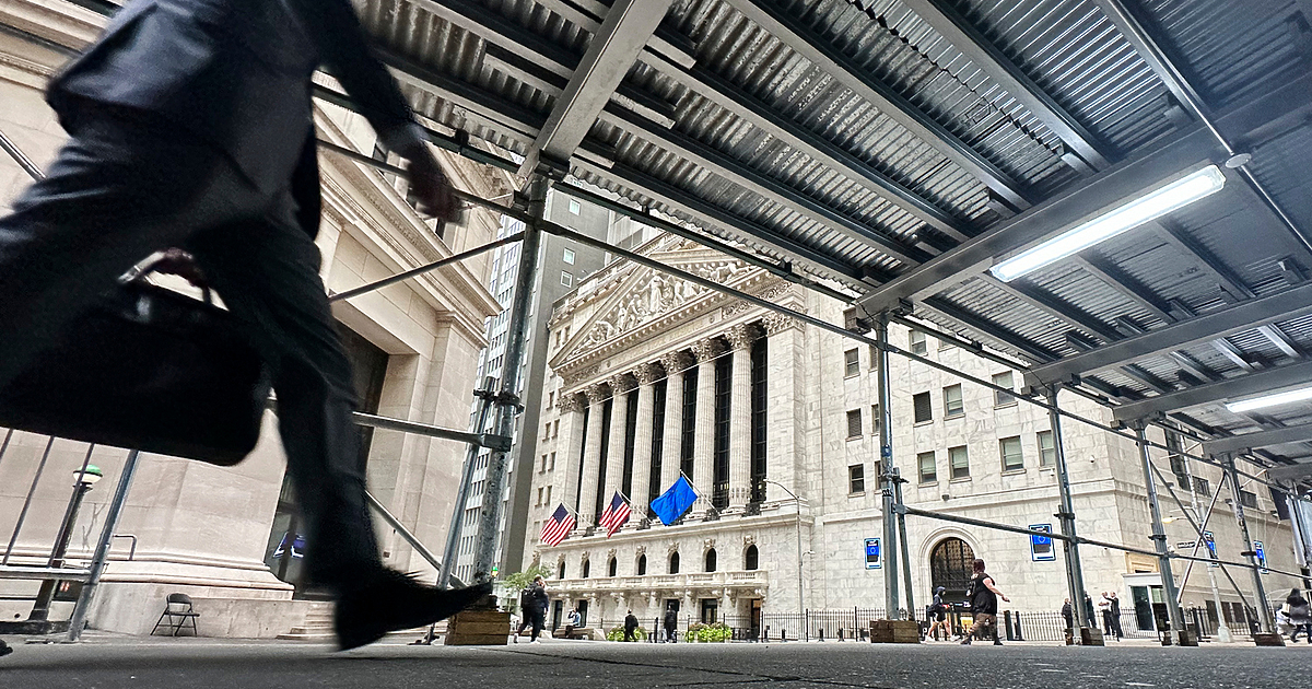 Търговският дефицит в стоки на САЩ се понижи рязко до