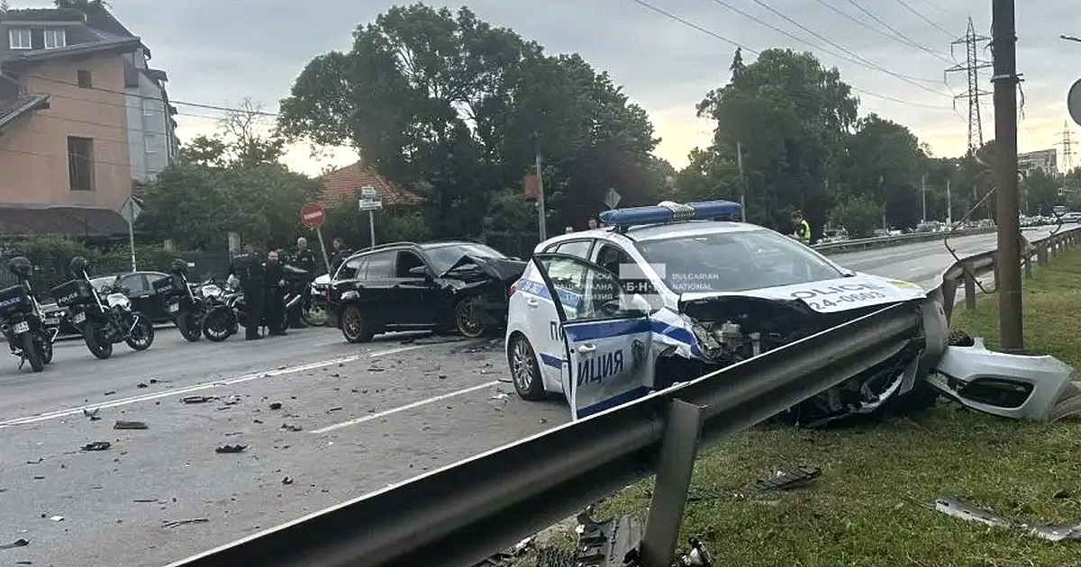Тежка катастрофа след гонка е станала на бул. Никола Петков“