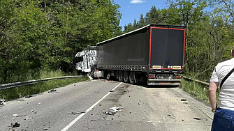 Тежка катастрофа е станала между тежкотоварен камион и лек автомобил