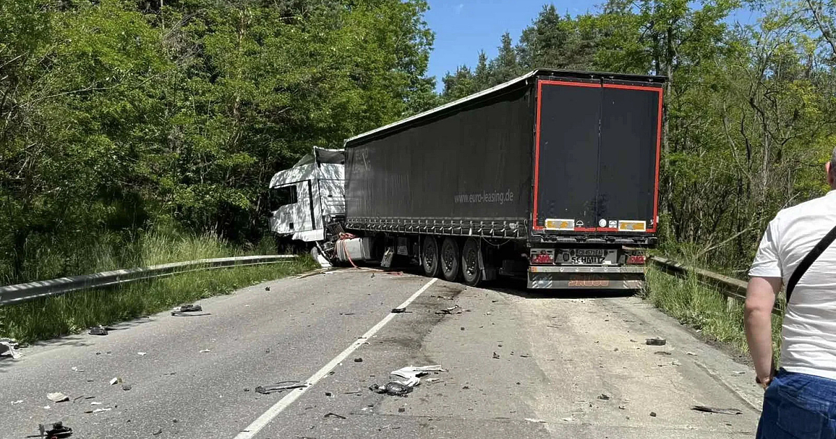 Тежка катастрофа е станала между тежкотоварен камион и лек автомобил