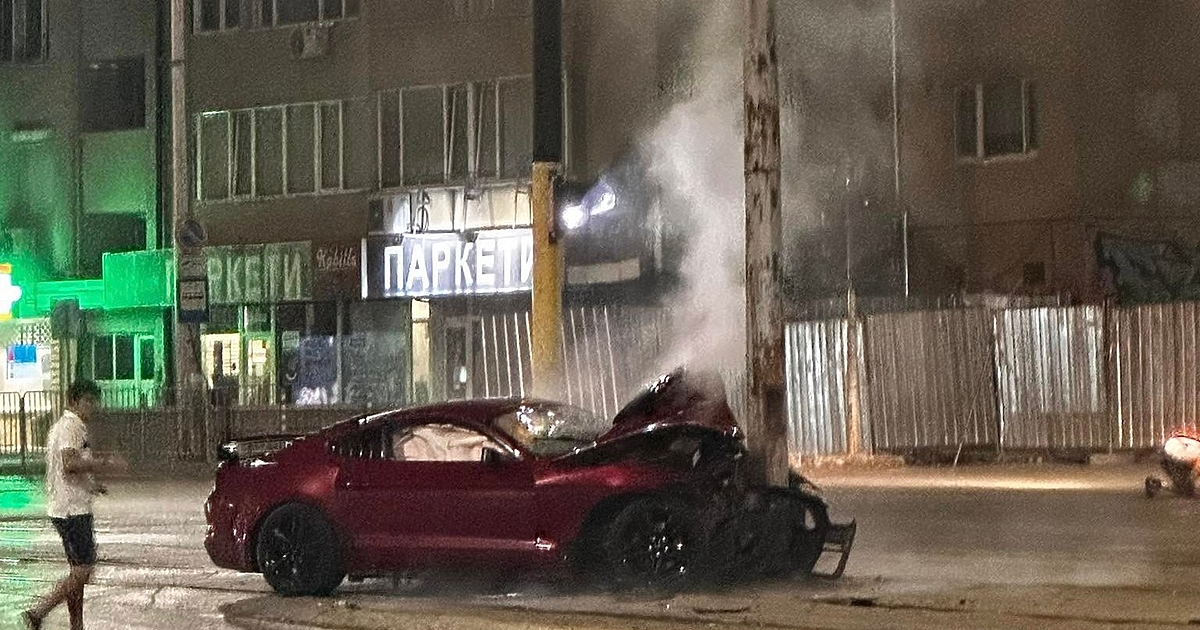 Зверска самокатастрофа на мустанг пред 31-во училище, след като форсираха