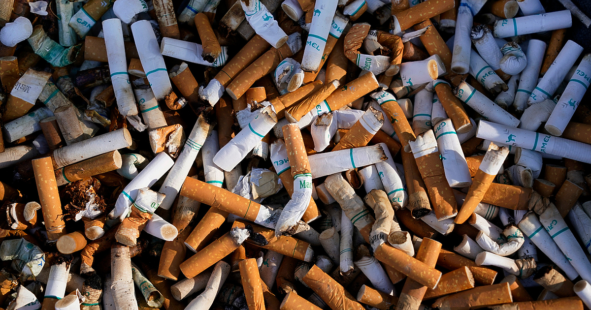 От днес всеки, който запали цигара на плаж или в