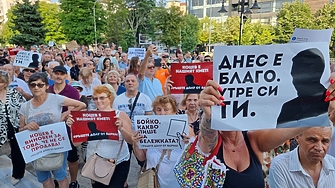 Варненци излязоха в сряда вечер на протест пред сградата на