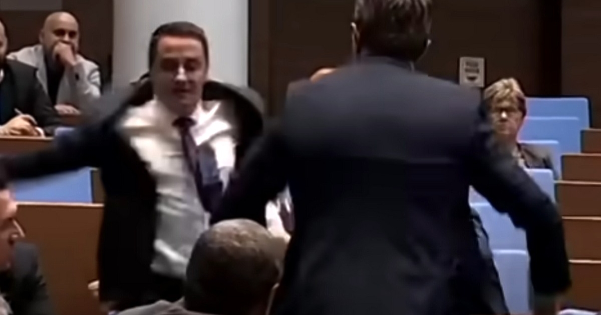 Полицаи са разпитвали в парламента председателя на Възраждане“ Костадин Костадинов