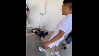 Отвратителни кадри на насилие между деца набират лавинообразно гледания в