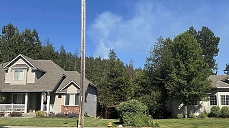 Най малко двама пожарникари бяха убити вчера от снайперист в американския