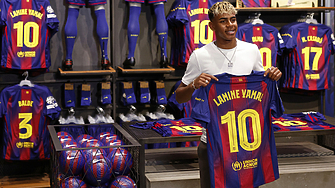 Младата звезда на Барселона Ламин Ямал получи официално фланелката с