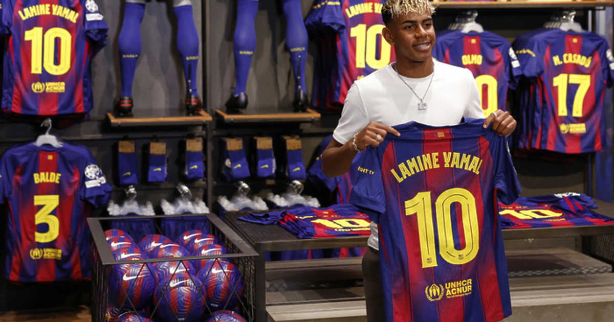 Младата звезда на Барселона Ламин Ямал получи официално фланелката с