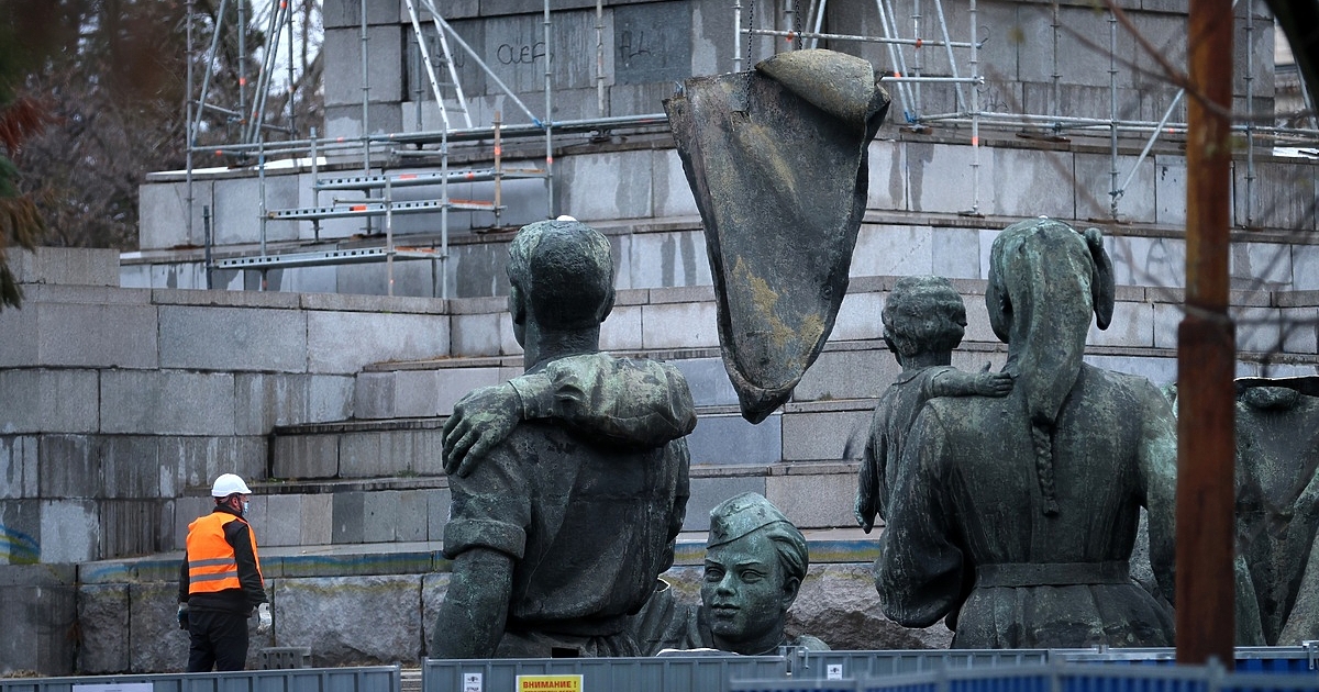 Сагата с паметника на съветската армия, известен и като МОЧА