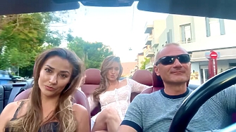 Нахилен плейбой с черни цайси вози две ослепителни мадами в