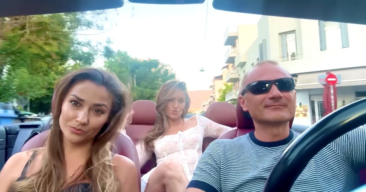 Нахилен плейбой с черни цайси вози две ослепителни мадами в