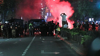 Множество инциденти и няколко ареста белязаха антиправителствения протест в сръбската
