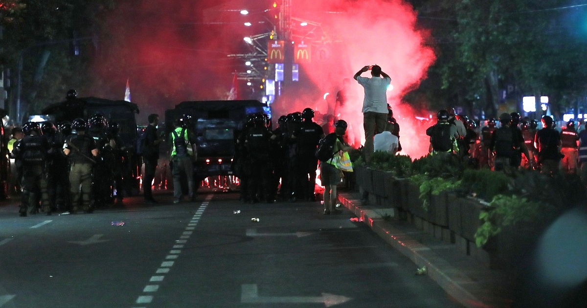 Множество инциденти и няколко ареста белязаха антиправителствения протест в сръбската
