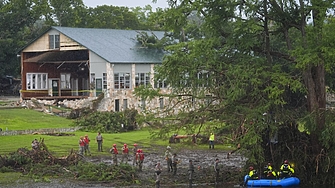 Броят на загиналите при катастрофалните наводнения в Тексас достигна най малко