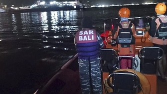 Най малко четирима са загиналите след като ферибот с 65 души