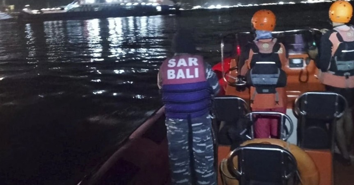 Най-малко четирима са загиналите, след като ферибот с 65 души