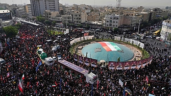 Стотици хиляди излязоха по улиците на Техеран за погребението на командира