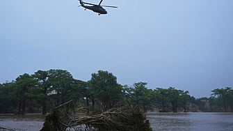 Проливните дъждове предизвикали наводнения в Тексас взеха най малко две дузини жертви а