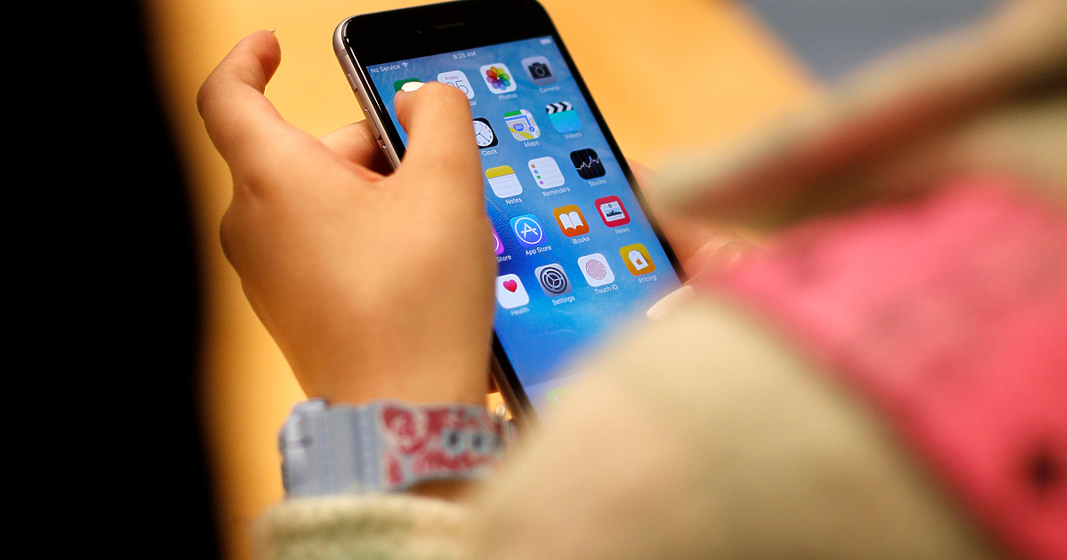 Деца, които получават смартфони, преди да навършат 13 години, имат