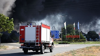 Продължава да бушува пожарът в Средец който тръгна от цех