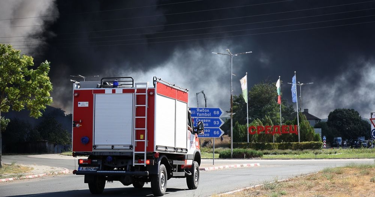 Продължава да бушува пожарът в Средец, който тръгна от цех