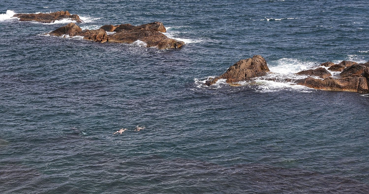 11‑годишно момиче е било отнесено във водите край плажа на