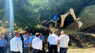 Община Неделино Гробище Багер накичен със знаме ДПС Ново начало копае