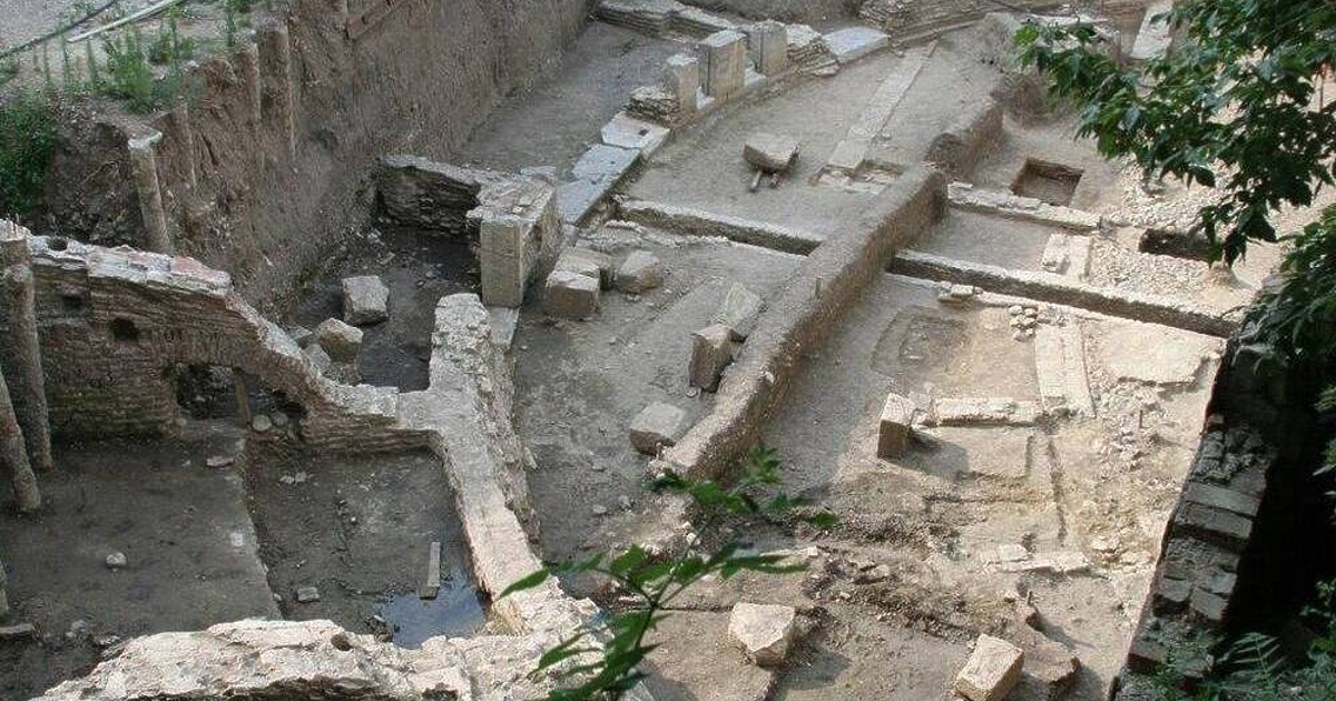 Магазините за народаоще ги няма, но държавната лафка отвори -