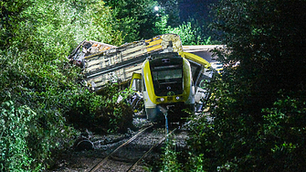 Трима души загинаха след като пътнически влак дерайлира в югозападната