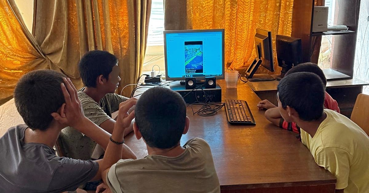 Деца, настанени в Социално-педагогическия интернат Христо Ботев в с. Варненци,