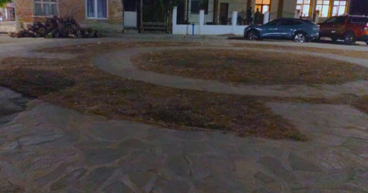 На снимката, която виждате, снощи трябваше кротко да тлее нестинарска