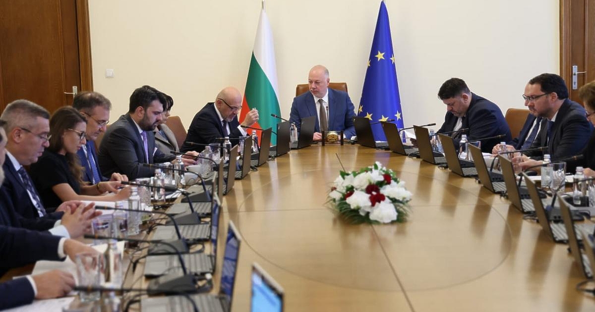 Предложението, приетата програма да се разгледа от Народното събрание, цели