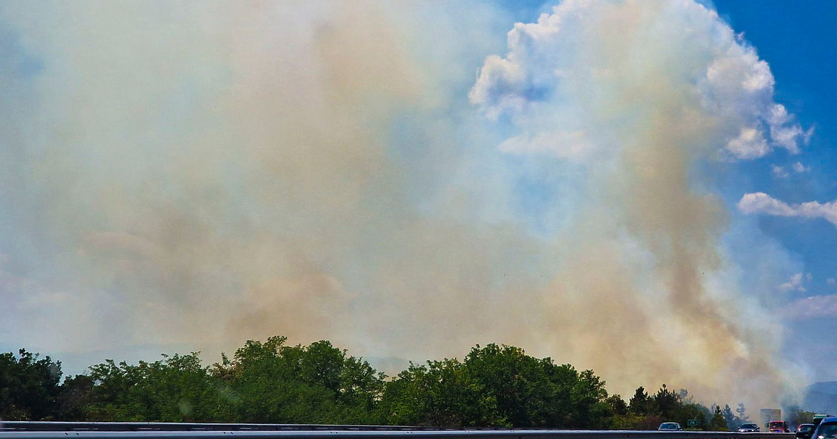Два пожара са пламнали на АМ Тракия днес, съобщи Нова