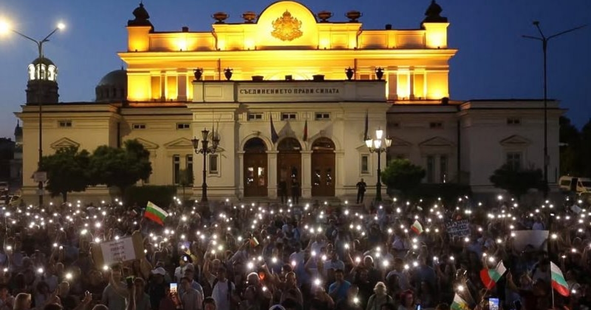 Пореден ден цял свят се майтапи с боса (доскорошен) на