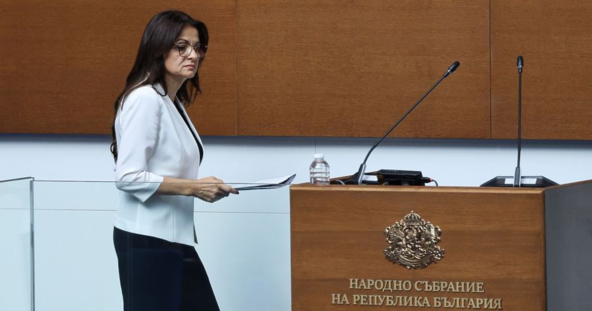 Депутатката от ГЕРБ Росица Кирова се залива в смях от