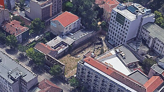 Вместо да абдикира от правомощията си прехвърляйки топката в полето