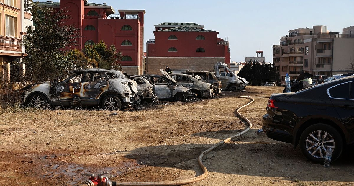 22 леки автомобила са напълно изгорели при възникнал по-рано днес