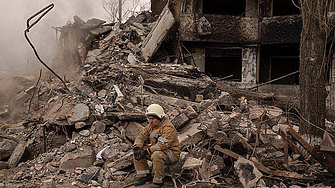 В борова гора близо до Изюм трима души стоят край